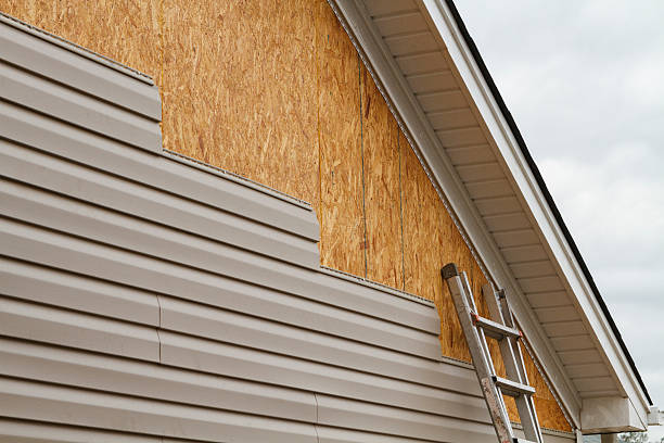 Professional Vinyl Siding technician working in Waynesboro, PA